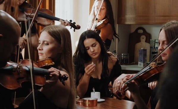 Η Rosalía επανενώνονται με τη Björk στο κομμάτι «Berghain»