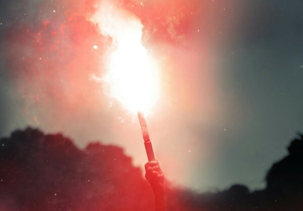 Αμπελόκηποι: Συνελήφθη 49χρονος επειδή έδωσε στον ανήλικο γιο του φωτοβολίδες σε ποδοσφαιρικό αγώνα