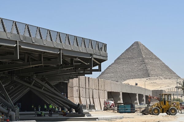 Αίγυπτος: Εγκαινιάζεται το νέο Μεγάλο Αιγυπτιακό Μουσείο δίπλα στις Πυραμίδες της Γκίζας