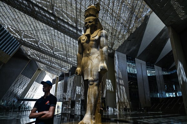 Αίγυπτος: Εγκαινιάζεται το νέο Μεγάλο Αιγυπτιακό Μουσείο δίπλα στις Πυραμίδες της Γκίζας