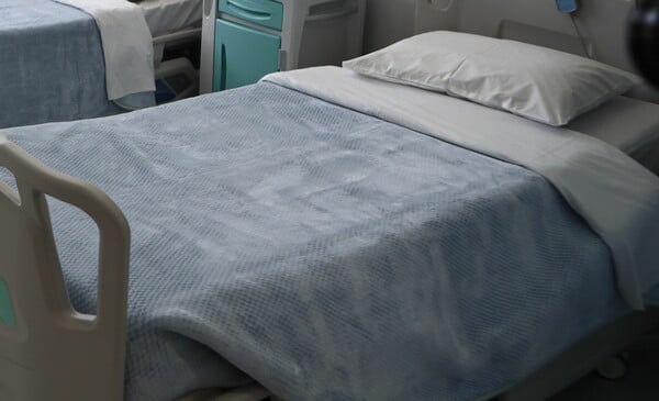 Γλυφάδα: Μάχη για τη ζωή της δίνει η 70χρονη που δέχθηκε επίθεση με πέτρα - Είναι σε καταστολή