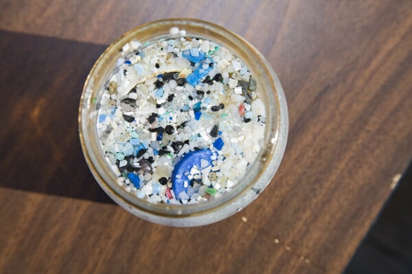 Πρωτογενή μικροπλαστικά: Πώς πνίγουν τις θάλασσες και τα οικοσυστήματά μας/ Τα πλαστικά μικροσφαιρίδια πνίγουν τις θάλασσές μας/ Από το εργοστάσιο στο στομάχι μας: Το αόρατο ταξίδι των μικροπλαστικών