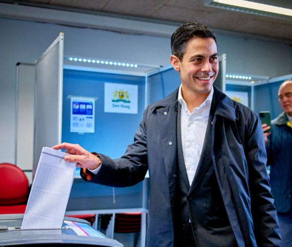 Εκλογές στην Ολλανδία: Το κεντρώο κόμμα D66 οδεύει προς τη νίκη - Δεύτερος ο ακροδεξιός Βίλντερς