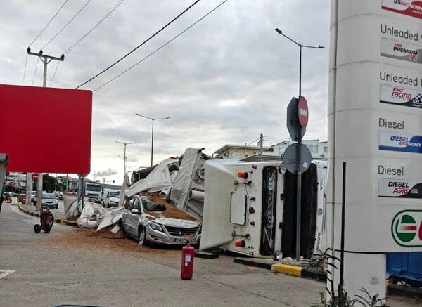Σφοδρό τροχαίο στη Βάρη: Νταλίκα ανατράπηκε και συνέθλιψε ΙΧ