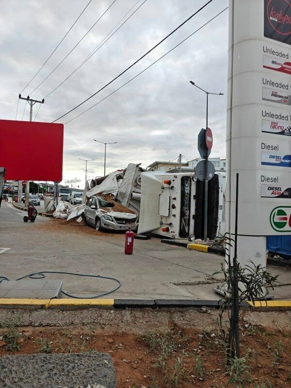 Σφοδρό τροχαίο στη Βάρη: Νταλίκα ανατράπηκε και συνέθλιψε ΙΧ