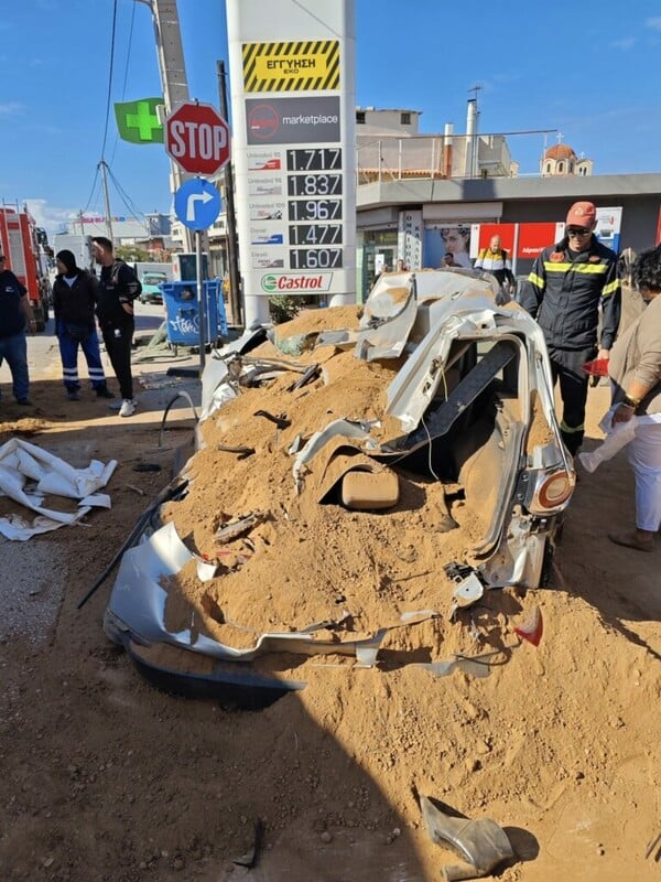 Σφοδρό τροχαίο στη Βάρη: Νταλίκα ανατράπηκε και συνέθλιψε ΙΧ