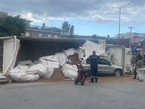 Σφοδρό τροχαίο στη Βάρη: Νταλίκα ανατράπηκε και συνέθλιψε ΙΧ