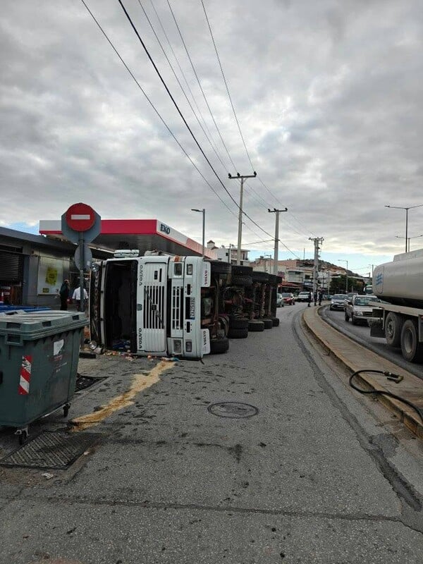 Σφοδρό τροχαίο στη Βάρη: Νταλίκα ανατράπηκε και συνέθλιψε ΙΧ