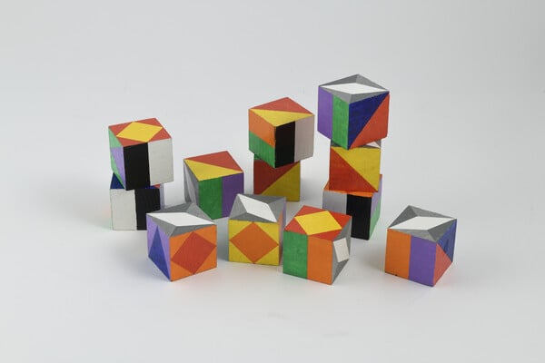 Πολύχρωμη έκθεση για παιδικές χαρές με εικαστική ματιά στο Μουσείο Μπενάκη