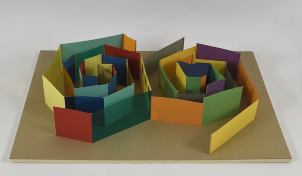 Πολύχρωμη έκθεση για παιδικές χαρές με εικαστική ματιά στο Μουσείο Μπενάκη