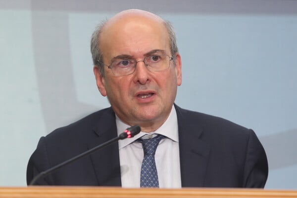 Σε ασφυκτική πίεση η κυβέρνηση ανάμεσα σε Κομισιόν και αγρότες