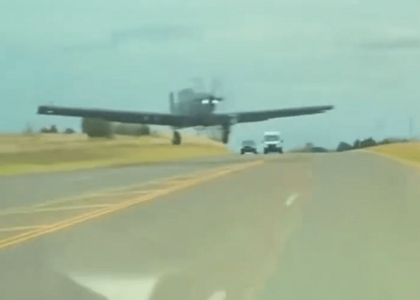 ΗΠΑ: Πολεμικό αεροσκάφος παραλίγο να συγκρουστεί με Tesla – Το βίντεο από την κάμερα του οδηγού