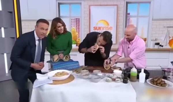 Κωνσταντίνος Αργυρός: Έφαγε σουβλάκι με καγκουρό σε εκπομπή στην Αυστραλία