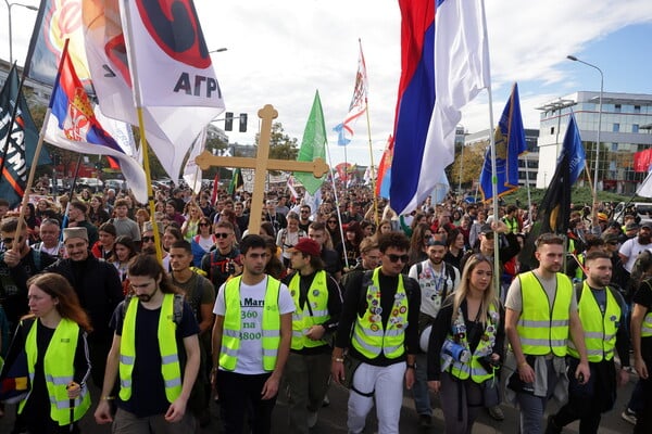 Σερβία: Χιλιάδες νέοι πορεύονται προς το Νόβι Σαντ στη μνήμη των θυμάτων, έναν χρόνο μετά το δυστύχημα