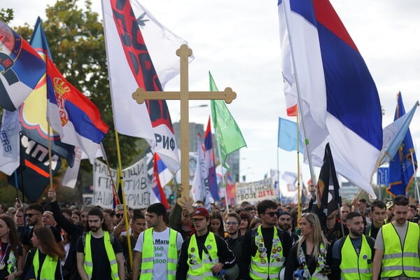 Σερβία: Χιλιάδες νέοι πορεύονται προς το Νόβι Σαντ στη μνήμη των θυμάτων, έναν χρόνο μετά το δυστύχημα