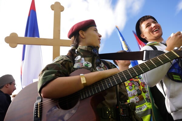 Σερβία: Χιλιάδες νέοι πορεύονται προς το Νόβι Σαντ στη μνήμη των θυμάτων, έναν χρόνο μετά το δυστύχημα