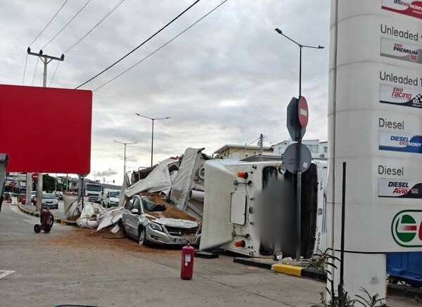 Σφοδρό τροχαίο στη Βάρη: Νταλίκα ανατράπηκε και συνέθλιψε ΙΧ