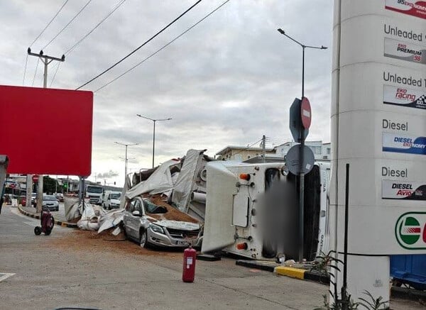Σφοδρό τροχαίο στη Βάρη: Νταλίκα ανατράπηκε και συνέθλιψε ΙΧ
