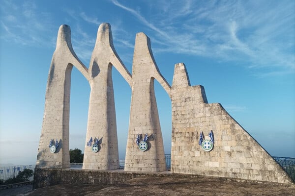 Βανδάλισαν το μνημείο «Ο Χορός του Ζαλόγγου» – Κάρφωσαν σημαίες και εθνόσημα στο έργο του Ζογγολόπουλου