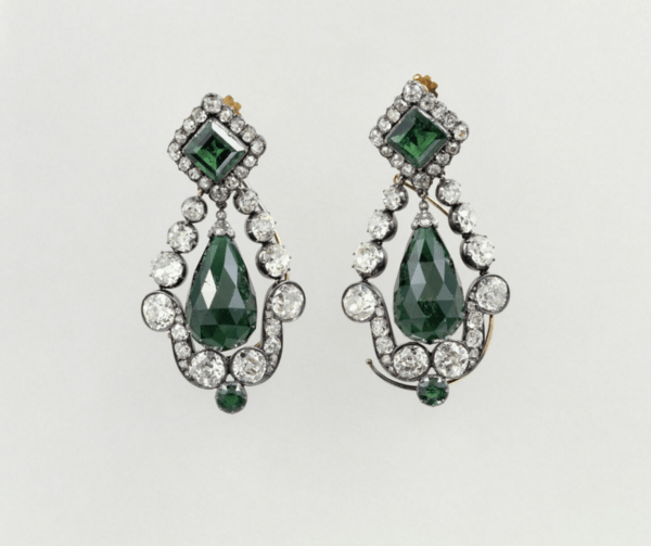 Λούβρο: Κανένα ίχνος από τα κλεμμένα κοσμήματα – Πέντε νέες συλλήψεις για τη ληστεία του αιώνα