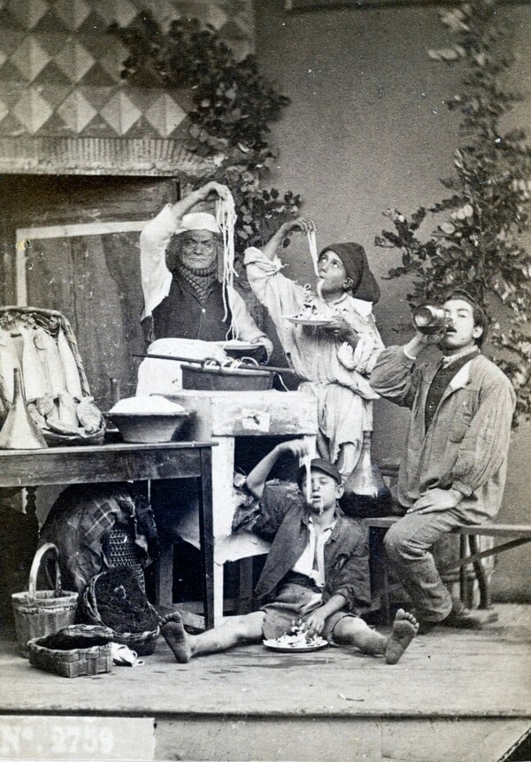 Κάποτε το να τρως μακαρόνια με τη χούφτα ήταν θέαμα του δρόμου