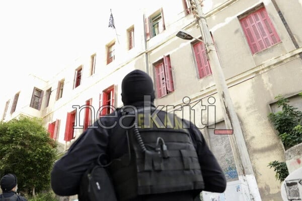 Ηράκλειο: Έξι προσαγωγές για την επίθεση με αβγά και βρισιές κατά του Μάκη Βορίδη