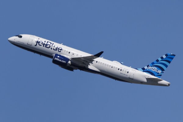 Πτήση της JetBlue έκανε απότομη «βουτιά» χιλιάδων ποδιών – 15 επιβάτες στο νοσοκομείο