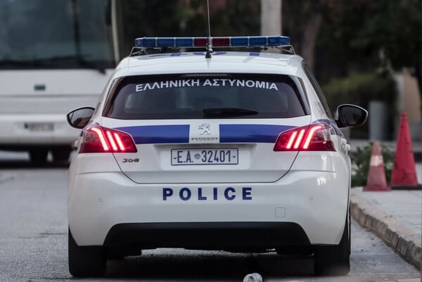 Λάρισα: 41χρονος κυνηγούσε στο δρόμο με τσεκούρι τη σύζυγο του ξαδέλφου του