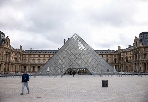 Λούβρο: Κανένα ίχνος από τα κλεμμένα κοσμήματα – Πέντε νέες συλλήψεις για τη ληστεία του αιώνα