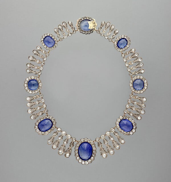 Λούβρο: Κανένα ίχνος από τα κλεμμένα κοσμήματα – Πέντε νέες συλλήψεις για τη ληστεία του αιώνα