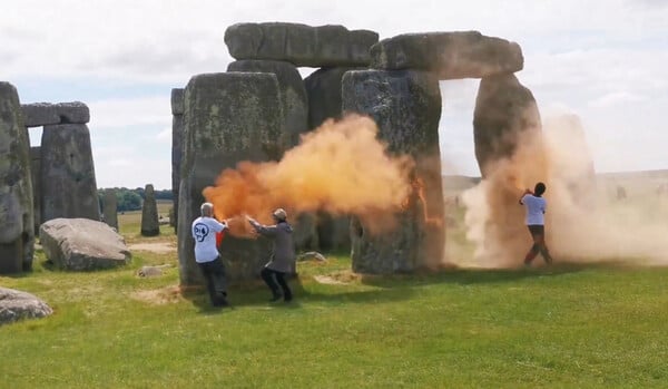 Βρετανία: Αθωώθηκαν οι ακτιβιστές που είχαν ψεκάσει το Στόουνχεντζ με πορτοκαλί μπογιά