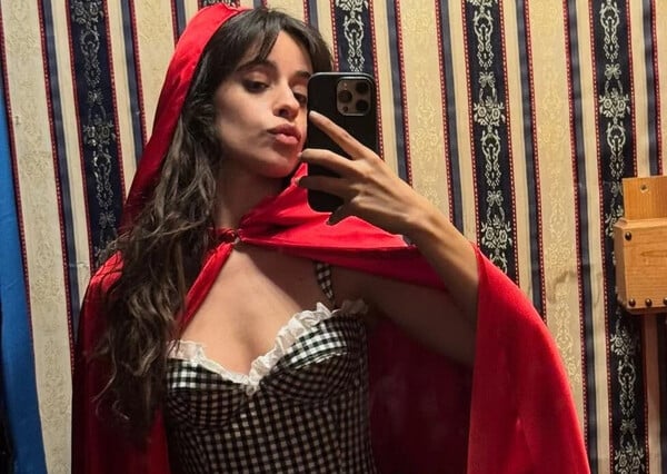 Camila Cabello: Η εκρηκτική εμφάνισή ως μοντέρνα «Κοκκινοσκουφίτσα» για το Halloween
