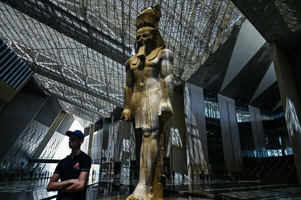 Ξεκίνησαν τα λαμπρά εγκαίνια του Μεγάλου Αιγυπτιακού Μουσείου - Live η τελετή δίπλα στις Πυραμίδες της Γκίζας