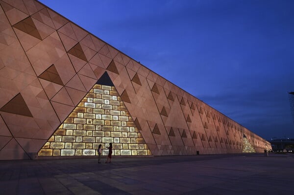 Ξεκίνησαν τα λαμπρά εγκαίνια του Μεγάλου Αιγυπτιακού Μουσείου - Live η τελετή δίπλα στις Πυραμίδες της Γκίζας