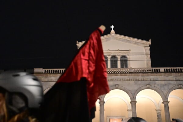 Εξάρχεια: Επεισόδια μετά από πορεία για τον θάνατο του άνδρα από τη βόμβα στους Αμπελόκηπους