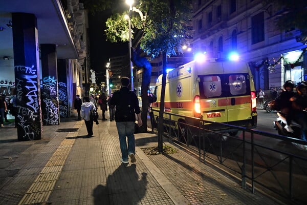 Εξάρχεια: Επεισόδια μετά από πορεία για τον θάνατο του άνδρα από τη βόμβα στους Αμπελόκηπους