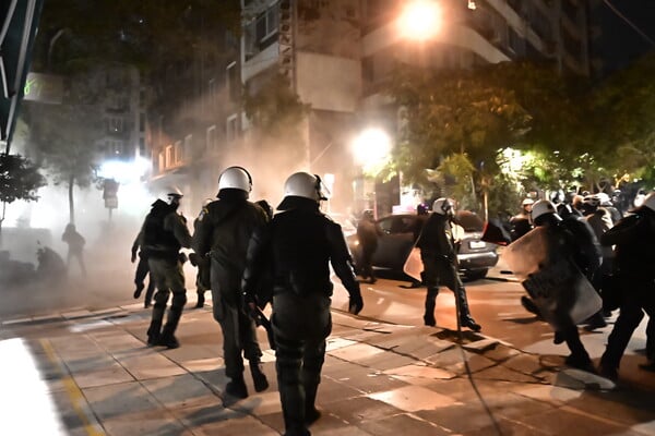 Εξάρχεια: Επεισόδια μετά από πορεία για τον θάνατο του άνδρα από τη βόμβα στους Αμπελόκηπους