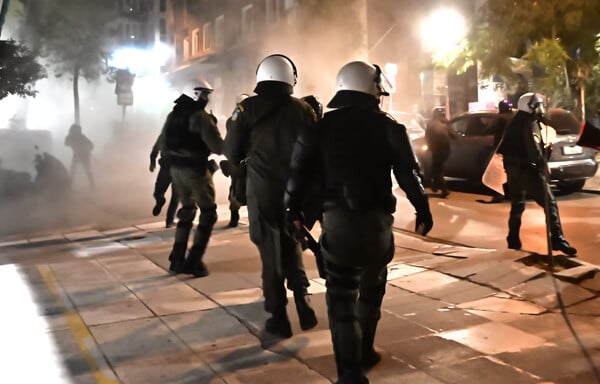 Εξάρχεια: Επεισόδια μετά από πορεία για τον θάνατο του άνδρα από τη βόμβα στους Αμπελόκηπους