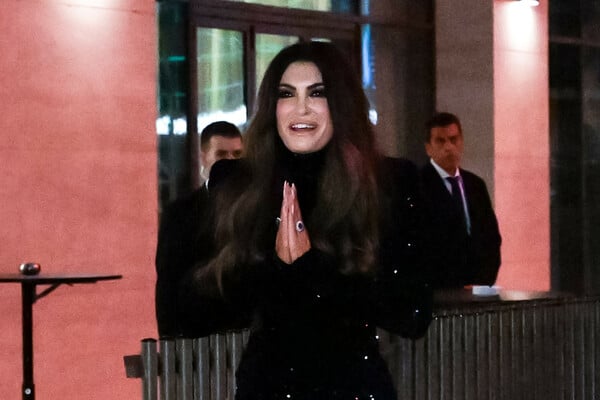 Πρώτη δημόσια εμφάνιση της Κίμπερλι Γκίλφοϊλ στην Αθήνα – Η δεξίωση στο Grand Hyatt