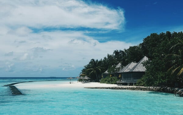 Μαλδίβες: Η πρώτη χώρα που απαγορεύει το κάπνισμα σε όποιον γεννήθηκε μετά το 2007