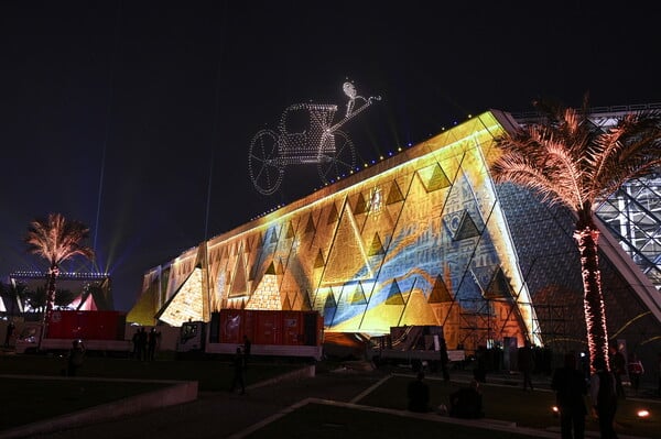 Το Μεγάλο Αιγυπτιακό Μουσείο άνοιξε με ένα υπερθέαμα από drones και πυροτεχνήματα