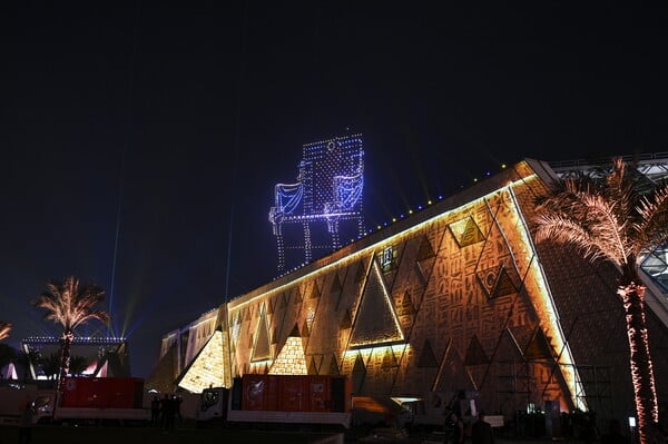 Το Μεγάλο Αιγυπτιακό Μουσείο άνοιξε με ένα υπερθέαμα από drones και πυροτεχνήματα