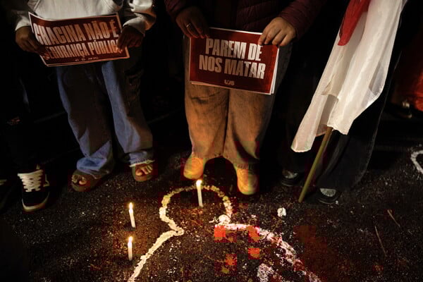 «Favela Lives Matter»: Χιλιάδες στους δρόμους του Ρίο μετά την πιο φονική αστυνομική επιχείρηση στη Βραζιλία