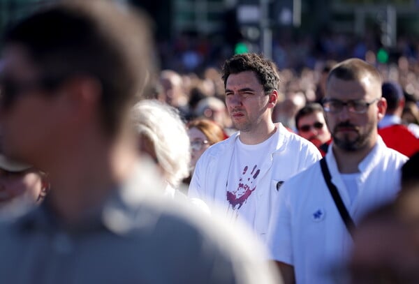 Ένας χρόνος μετά το Νόβι Σαντ: Δεκάδες χιλιάδες Σέρβοι τίμησαν τα 16 θύματα της κατάρρευσης