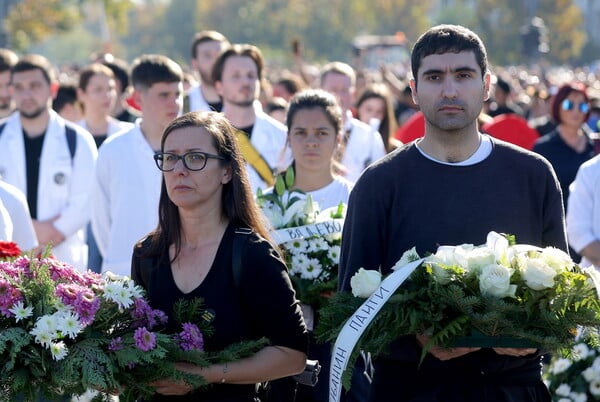 Ένας χρόνος μετά το Νόβι Σαντ: Δεκάδες χιλιάδες Σέρβοι τίμησαν τα 16 θύματα της κατάρρευσης