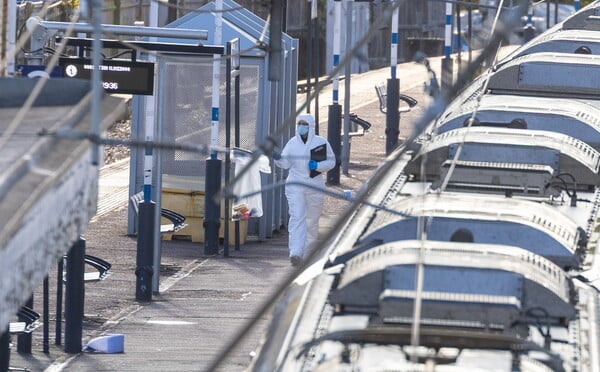 Βρετανία: Εργαζόμενος «έσωσε ζωές» κατά την επίθεση στο τρένο - Κρίσιμη η κατάστασή του