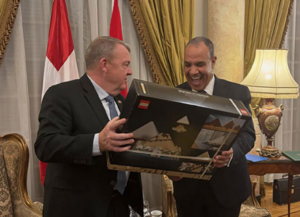 Ο Δανός ΥΠΕΞ έκανε δώρο στον Αιγύπτιο ομόλογό του πυραμίδα lego για τα εγκαίνια του Μεγάλου Αιγυπτιακού Μουσείου