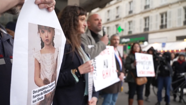 Γαλλία: Ακτιβίστριες διαμαρτύρονται κατά της Shein για τις «sex dolls» με παιδικά χαρακτηριστικά