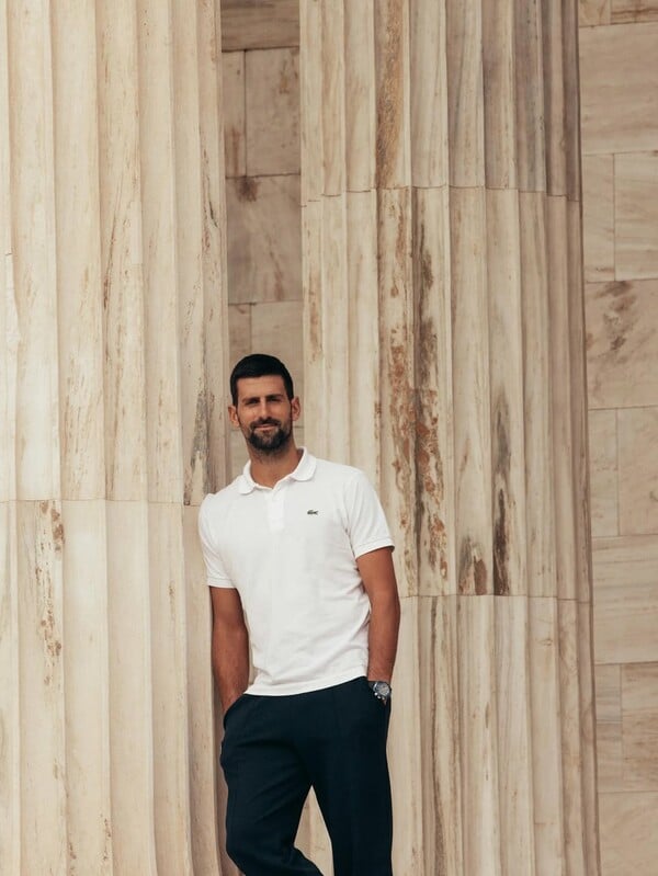 Ο Νόβακ Τζόκοβιτς φωτογραφίζεται στην Ακαδημία Αθηνών: «Γεμίζοντας με λίγη ενέργεια Έλληνα Θεού»