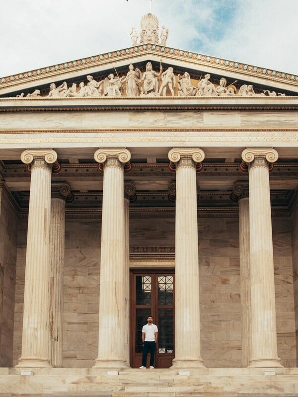 Ο Νόβακ Τζόκοβιτς φωτογραφίζεται στην Ακαδημία Αθηνών: «Γεμίζοντας με λίγη ενέργεια Έλληνα Θεού»